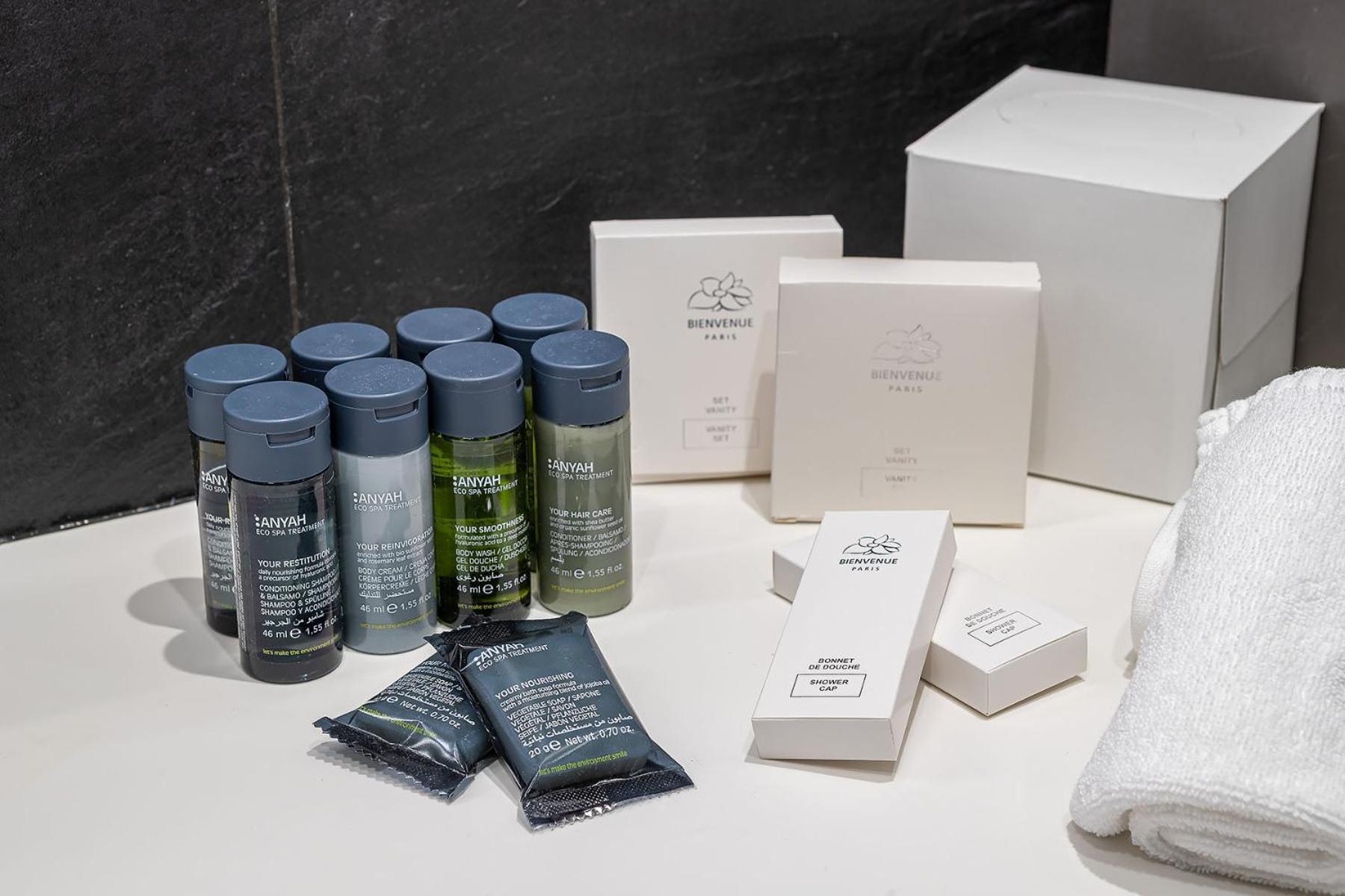 Emily Resort Leopoli Camera foto A selection of amenities by Rituals