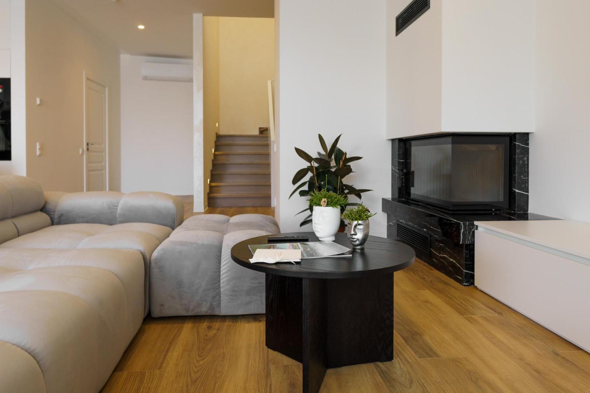 Emily Resort Leopoli Esterno foto A living room with a television