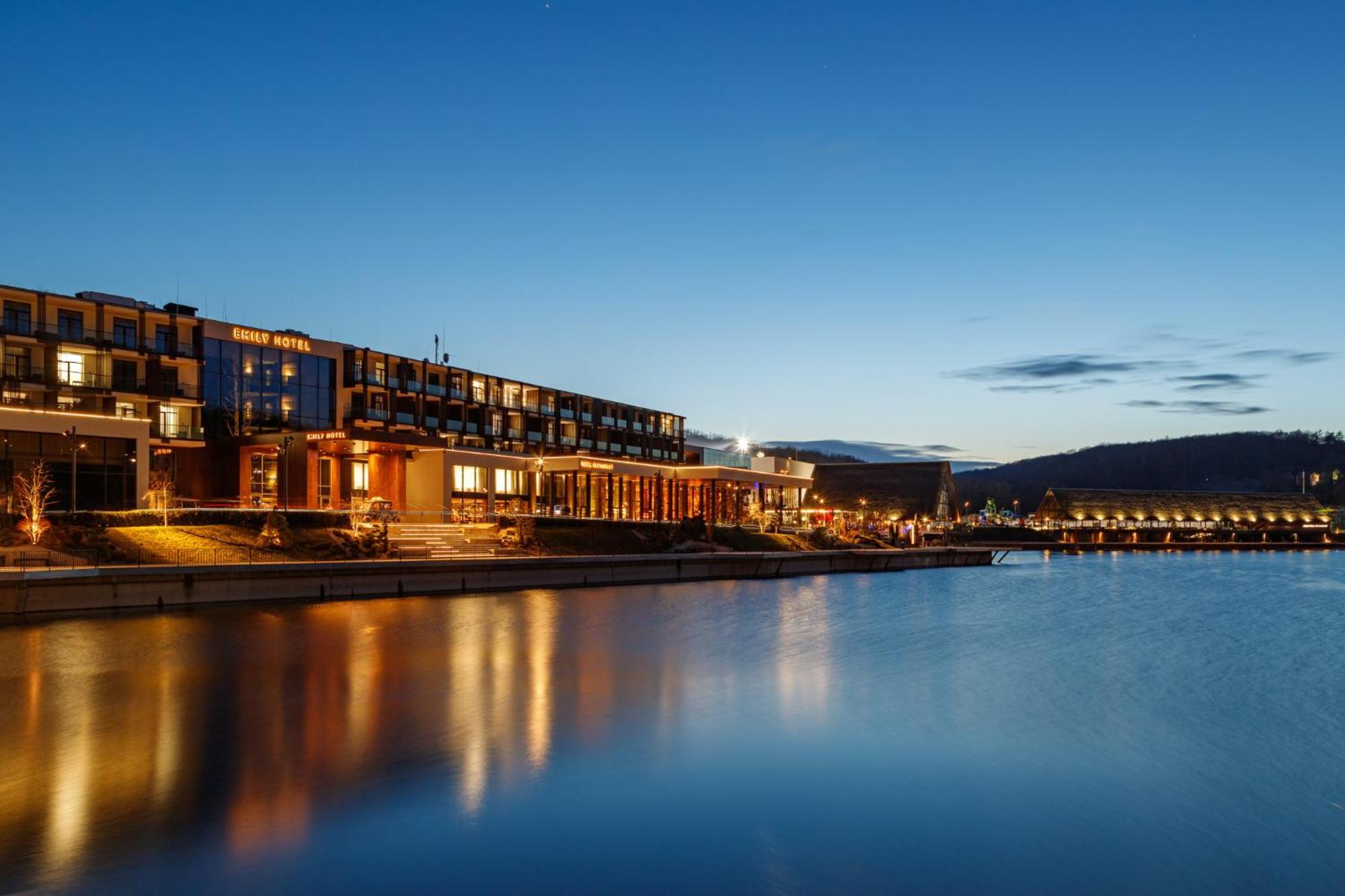 Emily Resort Leopoli Esterno foto The hotel at night